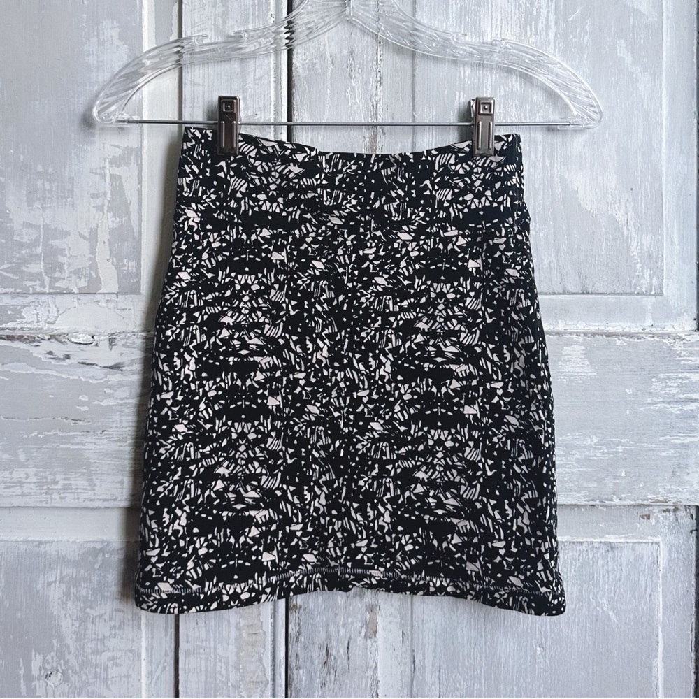 2010s Forever 21 black and cream mini bodycon skirt Small